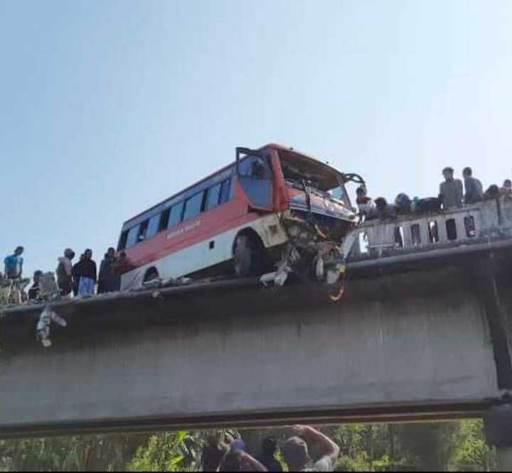 झापामा यात्रुवाहक दुर्घटना : एक जनाको मृत्यु, २२ घाइते :: Times of Pradesh